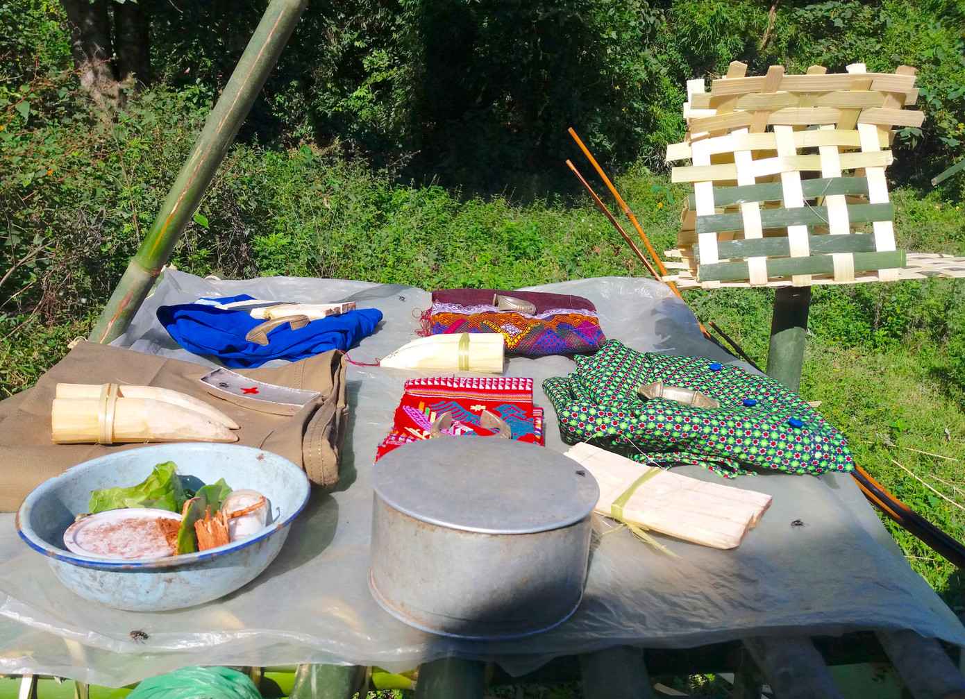 Trong đó có 2 tầng cúng riêng biệt với một tầng mâm xôi, thịt, cá và một tầng là quần áo, vải vóc, nén bạc... Ảnh: Lữ Phú.