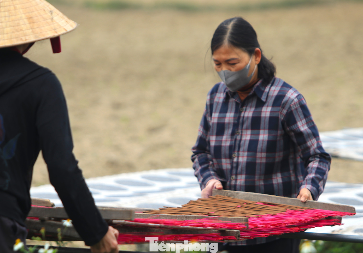 “Cứ đầy 6 giá gỗ chúng tôi lại đưa ra phơi nắng cho khô hương. Mỗi ngày chúng tôi sản xuất hàng nghìn que hương và nhận về từ 200-300 nghìn đồng tiền công”, bà Nguyễn Thị Thu Hiền nói.
