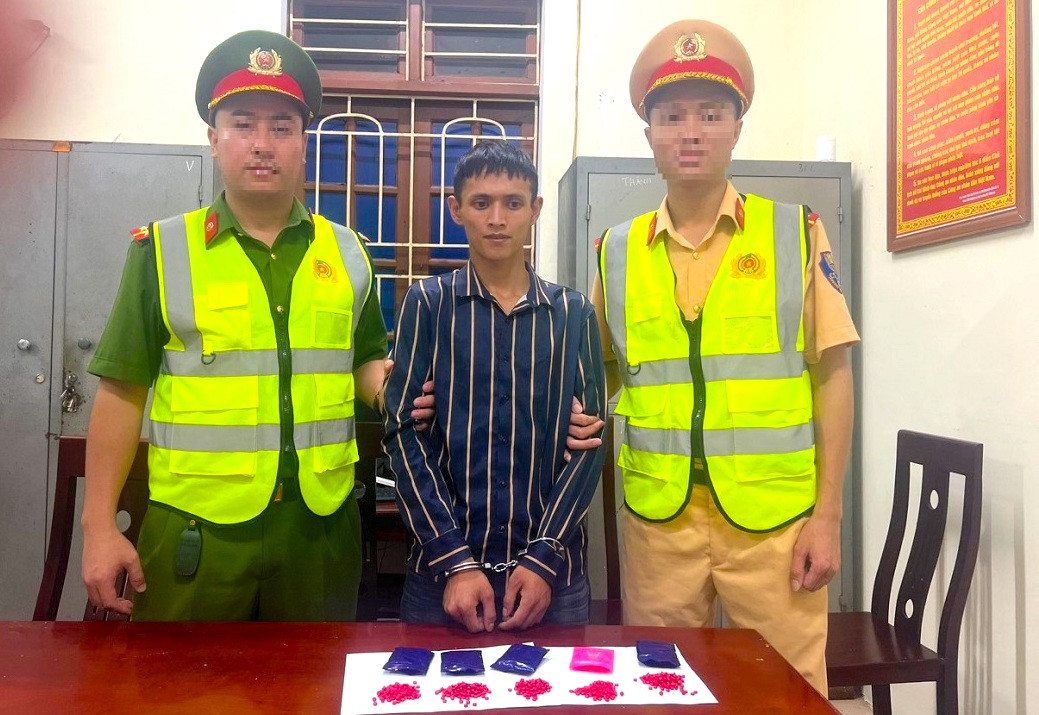 Đối tượng Nguyễn Khắc Toàn cùng tang vật tại cơ quan công an.