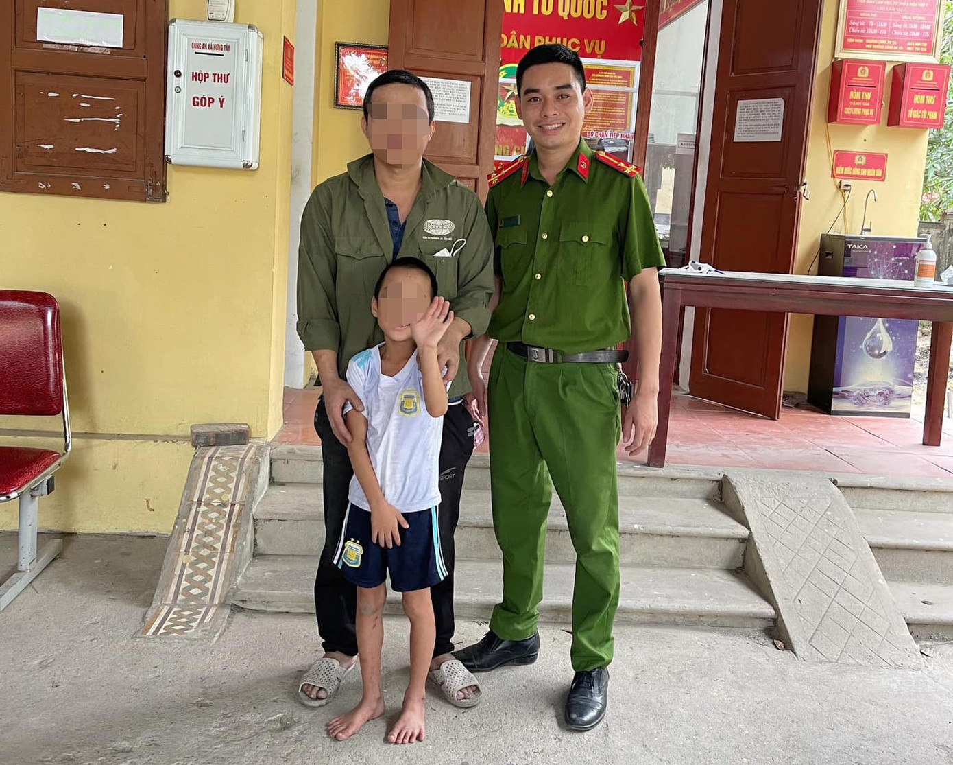 Công an xã Hưng Tây đăng tải thông tin lên mạng và nhờ các lực lượng hỗ trợ tìm kiếm thân nhân cho cháu Nh. bị lạc.