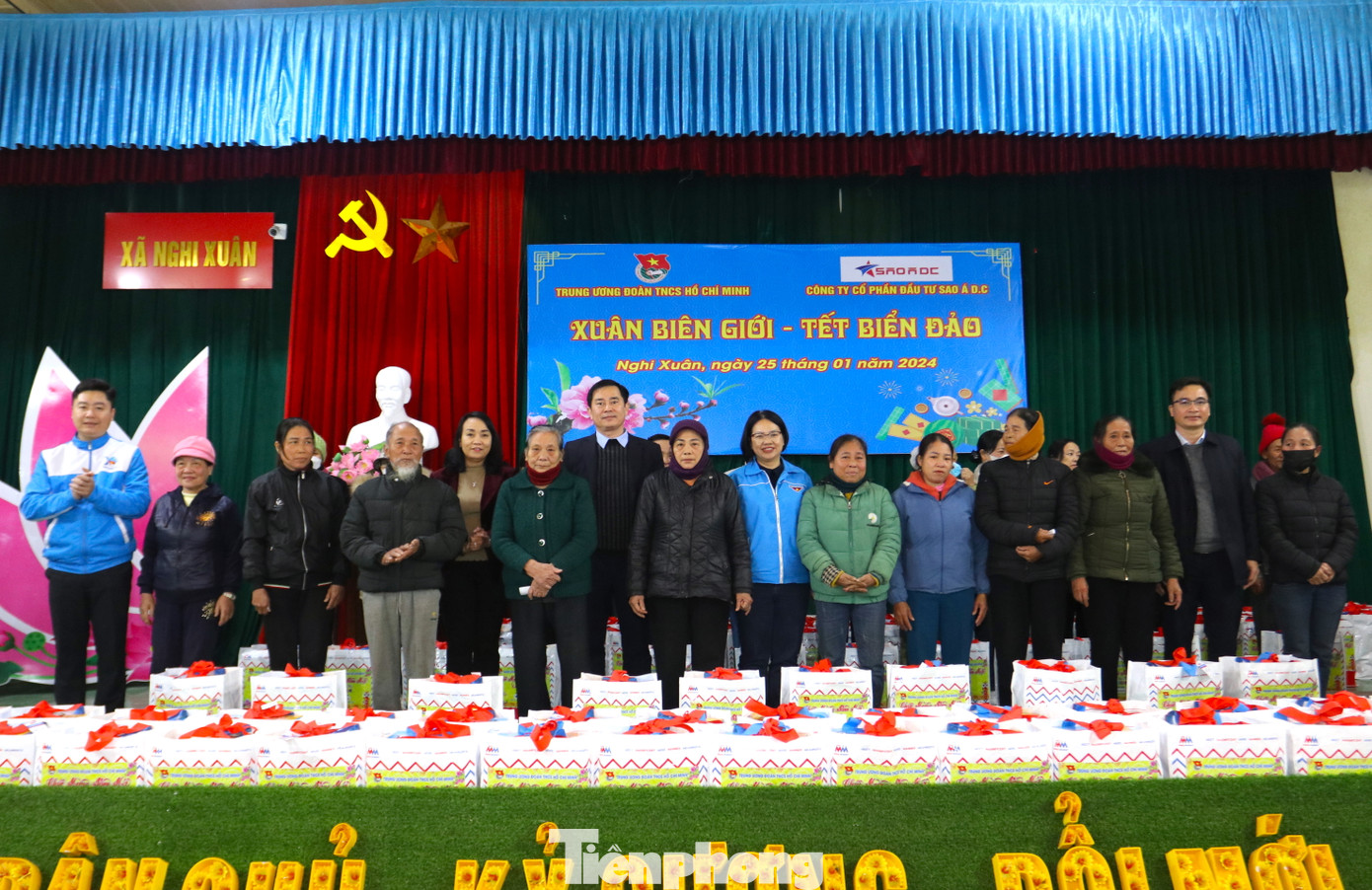 Trong khuôn khổ chương trình, đoàn công tác đã đến trụ sở UBND xã Nghi Xuân (huyện Nghi Lộc, Nghệ An) và trao tặng 300 suất quà Tết đến 300 hộ gia đình có hoàn cảnh khó khăn, gia đình có công với cách mạng... Trong khuôn khổ chương trình, đoàn công tác đã đến trụ sở UBND xã Nghi Xuân (huyện Nghi Lộc, Nghệ An) và trao tặng 300 suất quà Tết đến 300 hộ gia đình có hoàn cảnh khó khăn, gia đình có công với cách mạng...