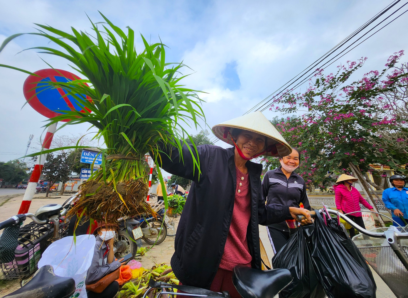 Nhiều người dân vui mừng khi đến chợ mua được những bó mạ về dặm thêm cho ruộng của gia đình. Bởi nếu không mua được, ruộng của gia đình sẽ thất thu trong vụ mùa mới.
