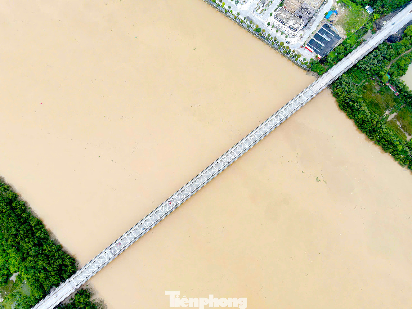 Cầu Bến Thủy 1 bắc qua dòng sông Lam, nối tỉnh Nghệ An và Hà Tĩnh. Cầu được xây dựng năm 1986 và hoàn thành năm 1990. Cầu có chiều dài 630,5m, rộng 12m với 13 nhịp. Thời điểm đó, cầu Bến Thủy là 1 trong những cây cầu lớn nhất đất nước. Sau nhiều năm sử dụng, cây cầu này đã qua nhiều đợt sửa chữa, nâng cấp. Cầu Bến Thủy 1 bắc qua dòng sông Lam, nối tỉnh Nghệ An và Hà Tĩnh. Cầu được xây dựng năm 1986 và hoàn thành năm 1990. Cầu có chiều dài 630,5m, rộng 12m với 13 nhịp. Thời điểm đó, cầu Bến Thủy là 1 trong những cây cầu lớn nhất đất nước. Sau nhiều năm sử dụng, cây cầu này đã qua nhiều đợt sửa chữa, nâng cấp.