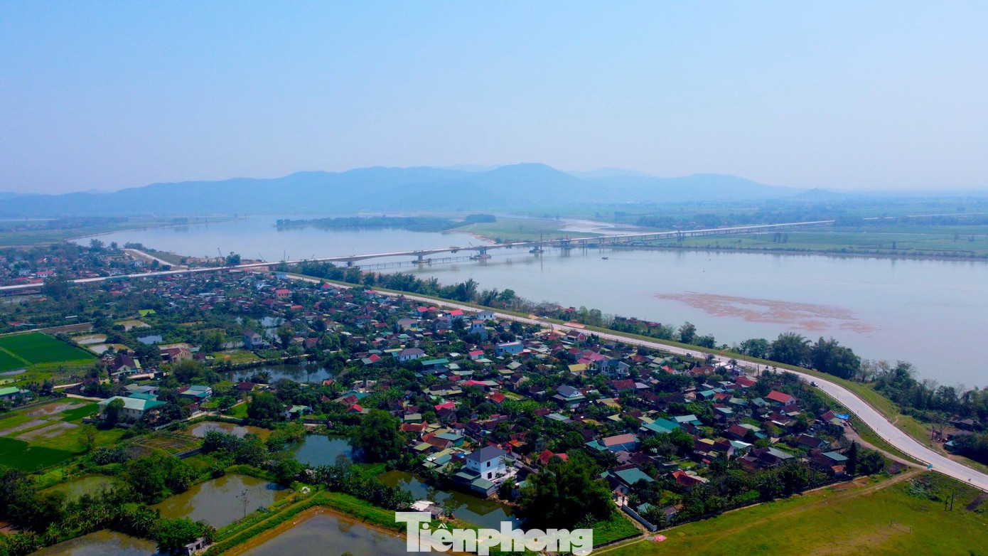 Cầu Hưng Đức vượt sông Lam nối giữa 2 tỉnh Nghệ An và Hà Tĩnh thuộc Dự án cao tốc Bắc Nam đoạn Diễn Châu - Bãi Vọt. Toàn bộ cây cầu dài 4,1km gồm đường và cầu dẫn 2 đầu. Cây cầu được khởi công xây dựng vào năm 2022 với tổng mức đầu tư hơn 1.200 tỷ đồng.