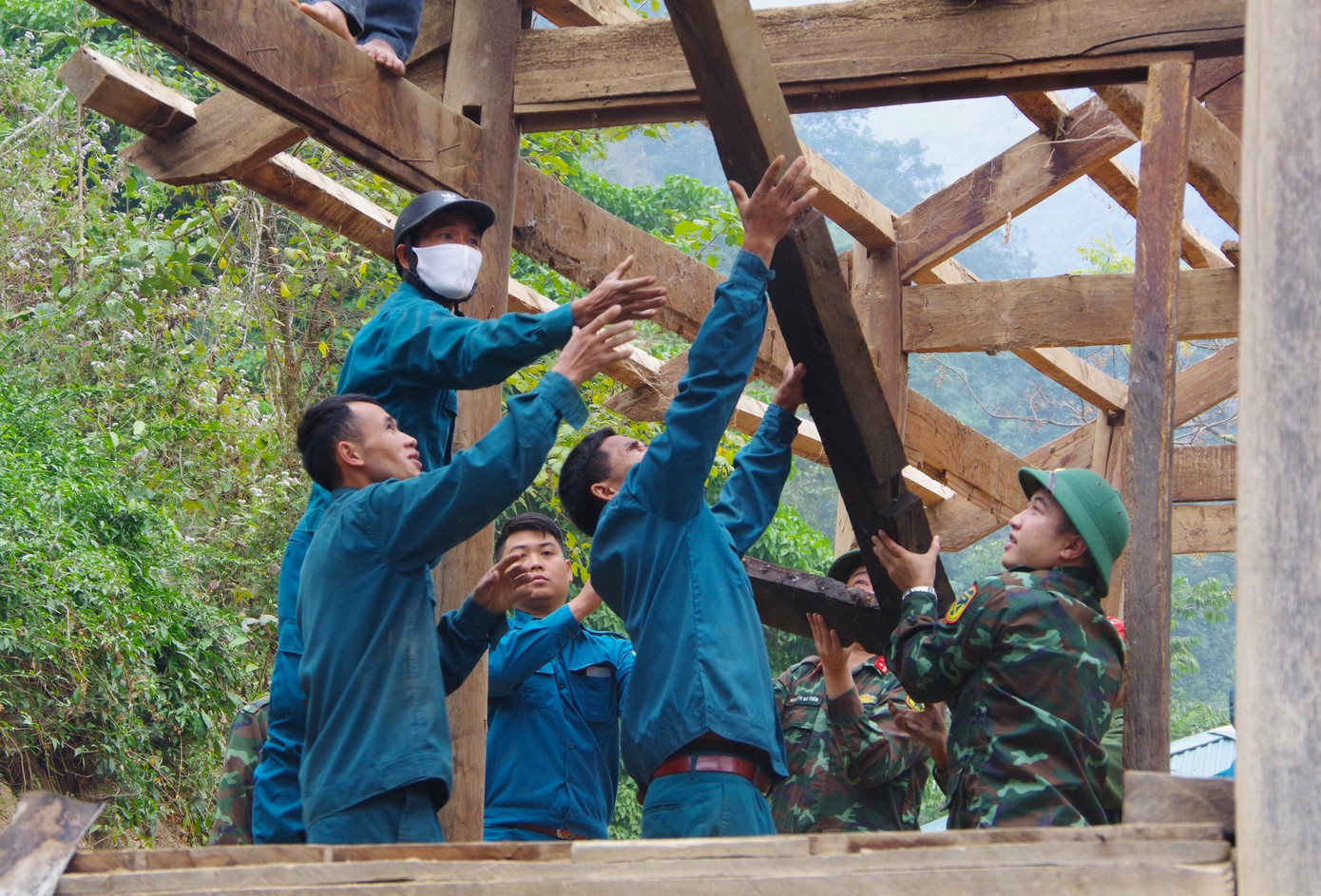 Công việc mệt nhọc nhưng các cán bộ chiến sĩ luôn cố gắng hoàn thành sớm để người dân sớm an cư lạc nghiệp. (Ảnh: Trọng Kiên Châu Khang).