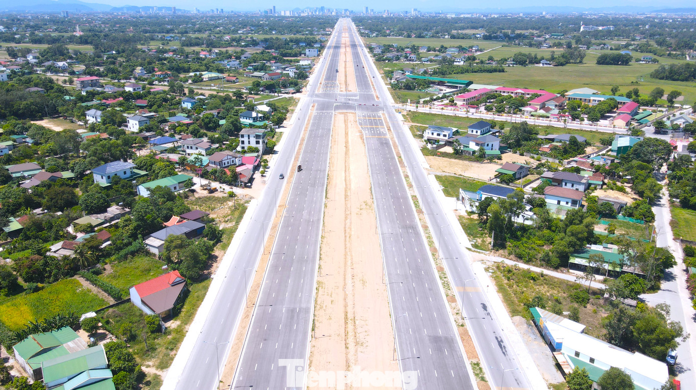 Năm 2020, sau nhiều năm thi công, giai đoạn 1 dự án được hoàn thành đưa vào sử dụng với mỗi bên 2 làn đường rộng 9m.