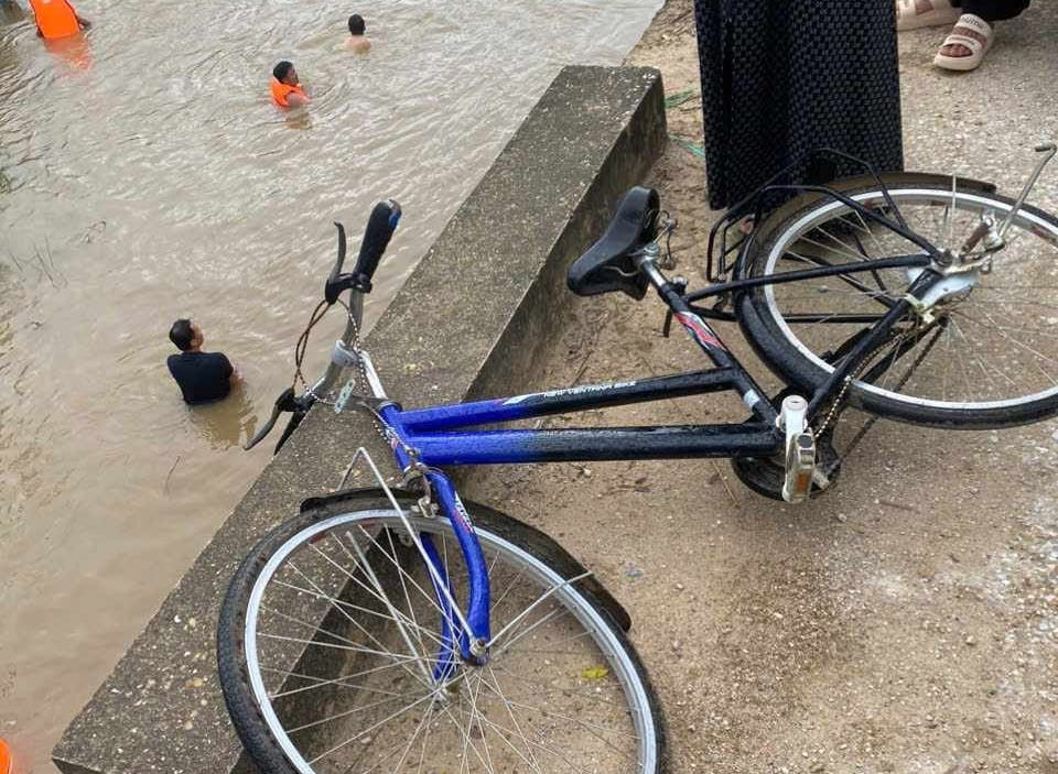 Hiện trường chiếc xe đạp cháu bé mắc lại trên cầu tràn.
