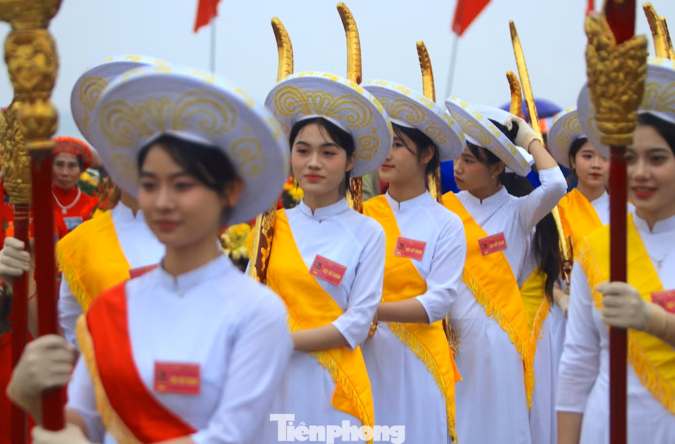 “Năm nay ban tổ chức đã chọn 23 thiếu nữ đang học lớp 9 có phẩm chất đạo đức tốt để xếp vào Đội Nữ quan làm lễ. Từ tháng 12/2024, Đội Nữ quan đã được tập các nghi thức làm lễ từ cách đi, đứng, tay cầm bảo kiếm, đao... sao cho đúng với phong tục và khi làm lễ đều, đẹp”, đại diện Ban Quản lý Đền Cờn nói.
