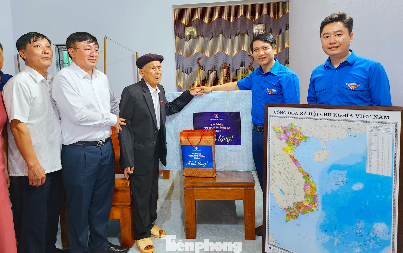 Dịp này, T.Ư Đoàn đã trao tặng đến cụ Bùi Trọng Thành món quà gồm 1 bộ bàn ghế, 1 chiếc tivi, túi quà trị giá hơn 20 triệu đồng.