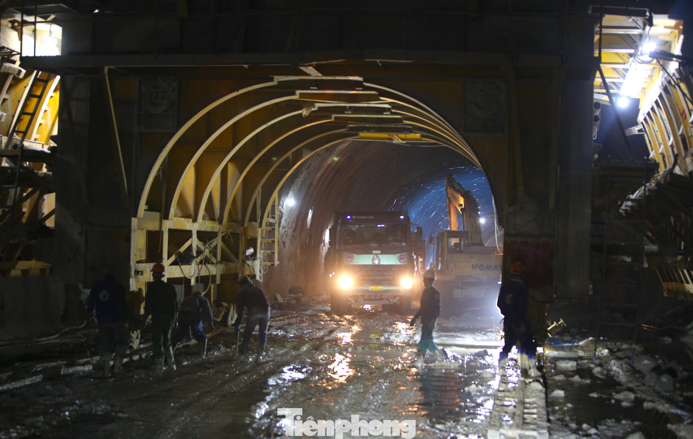 Ở nhánh trái hầm theo hướng Bắc - Nam, hầm Thần Vũ đang được đơn vị thi công đẩy nhanh tiến độ hoàn thiện việc đổ bê tông vỏ hầm. Ở nhánh trái hầm theo hướng Bắc - Nam, hầm Thần Vũ đang được đơn vị thi công đẩy nhanh tiến độ hoàn thiện việc đổ bê tông vỏ hầm.