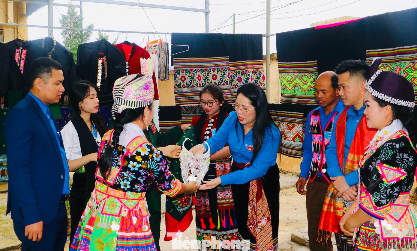 Những sản phẩm thổ cẩm do chính người dân địa phương làm ra được trưng bày, giới thiệu cho các đại biểu tại Đại hội.