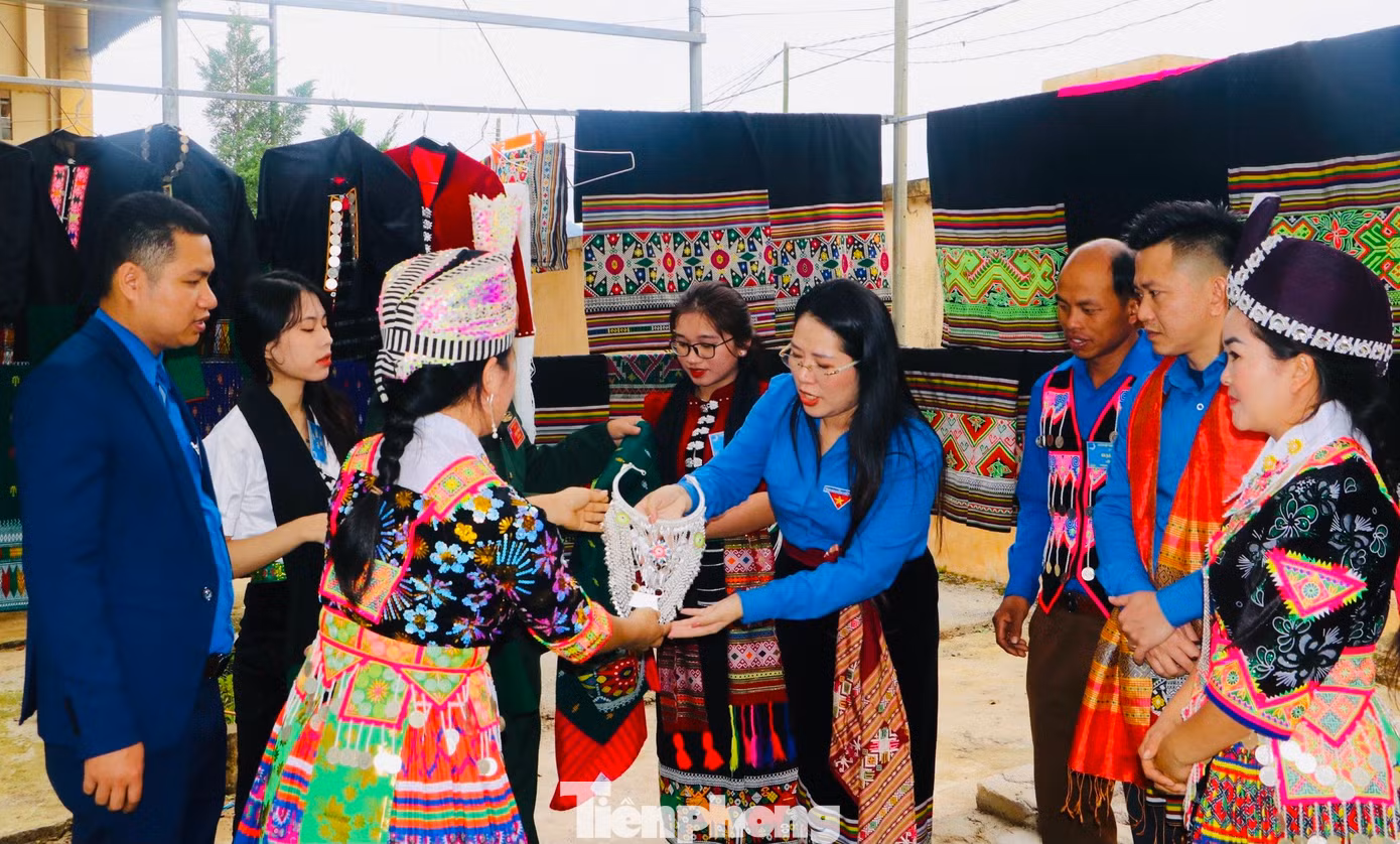 Những sản phẩm thổ cẩm do chính người dân địa phương làm ra được trưng bày, giới thiệu cho các đại biểu tại Đại hội.