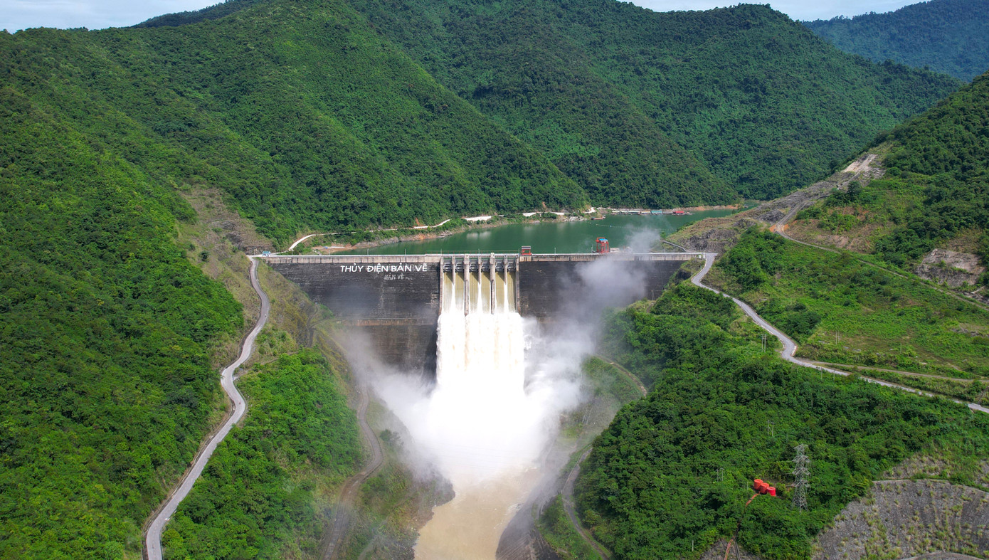 Để chủ động ứng phó với bão số 3, Trưởng Ban Chỉ huy Phòng, chống thiên tai - Tìm kiếm cứu nạn và Phòng thủ dân sự tỉnh Nghệ An đã lệnh Giám đốc Công ty Thủy điện Bản Vẽ vận hành hồ chứa Thủy điện Bản Vẽ xả nước xuống hạ du với lưu lượng lớn hơn lưu lượng lũ về hồ để hạ dần mực nước hồ về cao trình 193 m. (Ảnh: Trần Linh Chi).