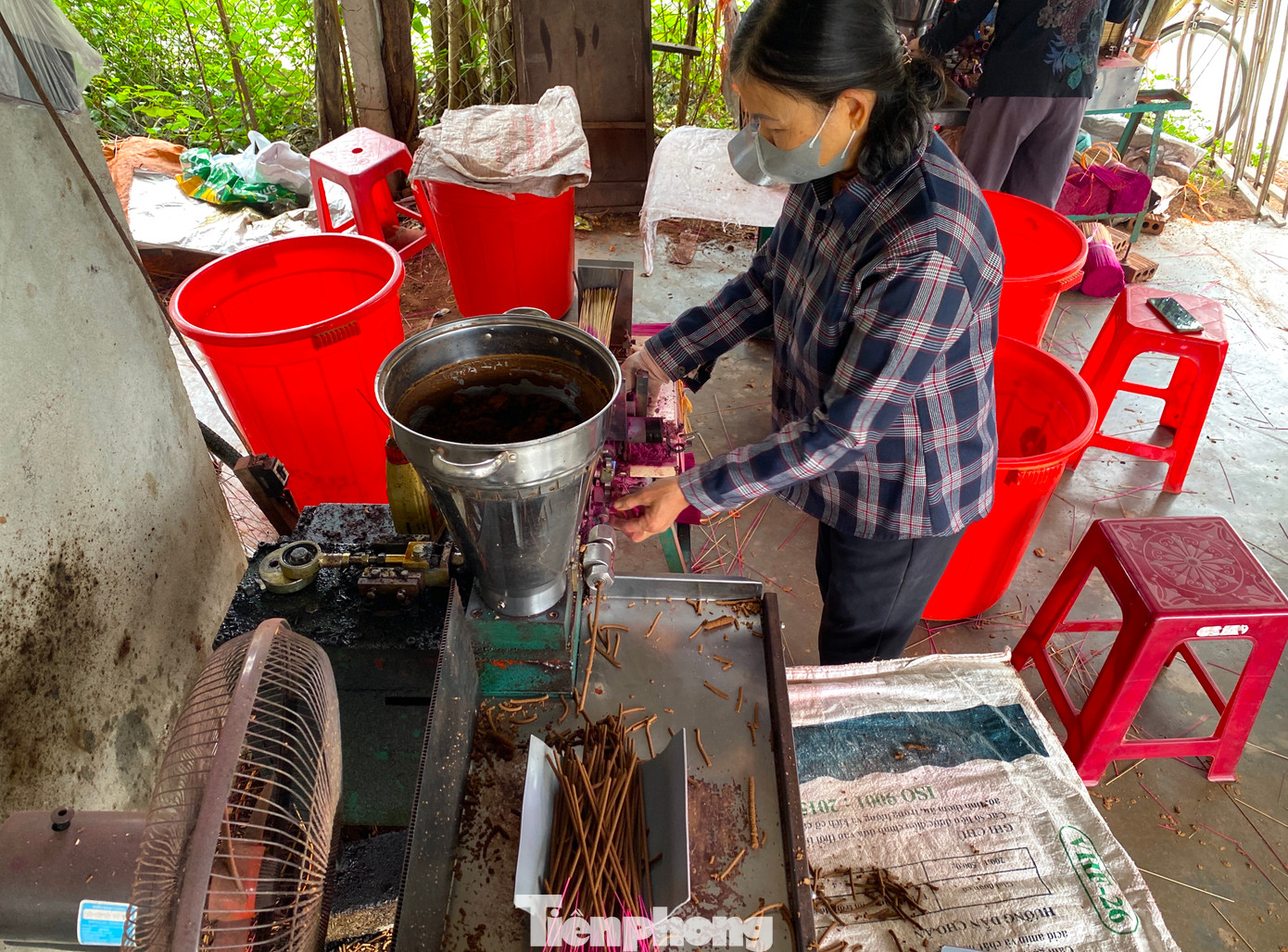 Ngày trước làng nghề Tây Lân chủ yếu làm hương bằng thủ công nên sản lượng ít. Ngày nay, các cơ sở đều đầu tư máy làm hương hiện đại nên sản lượng cao. Đặc biệt, hương làm ra đều và đẹp, đáp ứng nhu cầu của khách hàng cũng như tạo chất lượng cho sản phẩm.