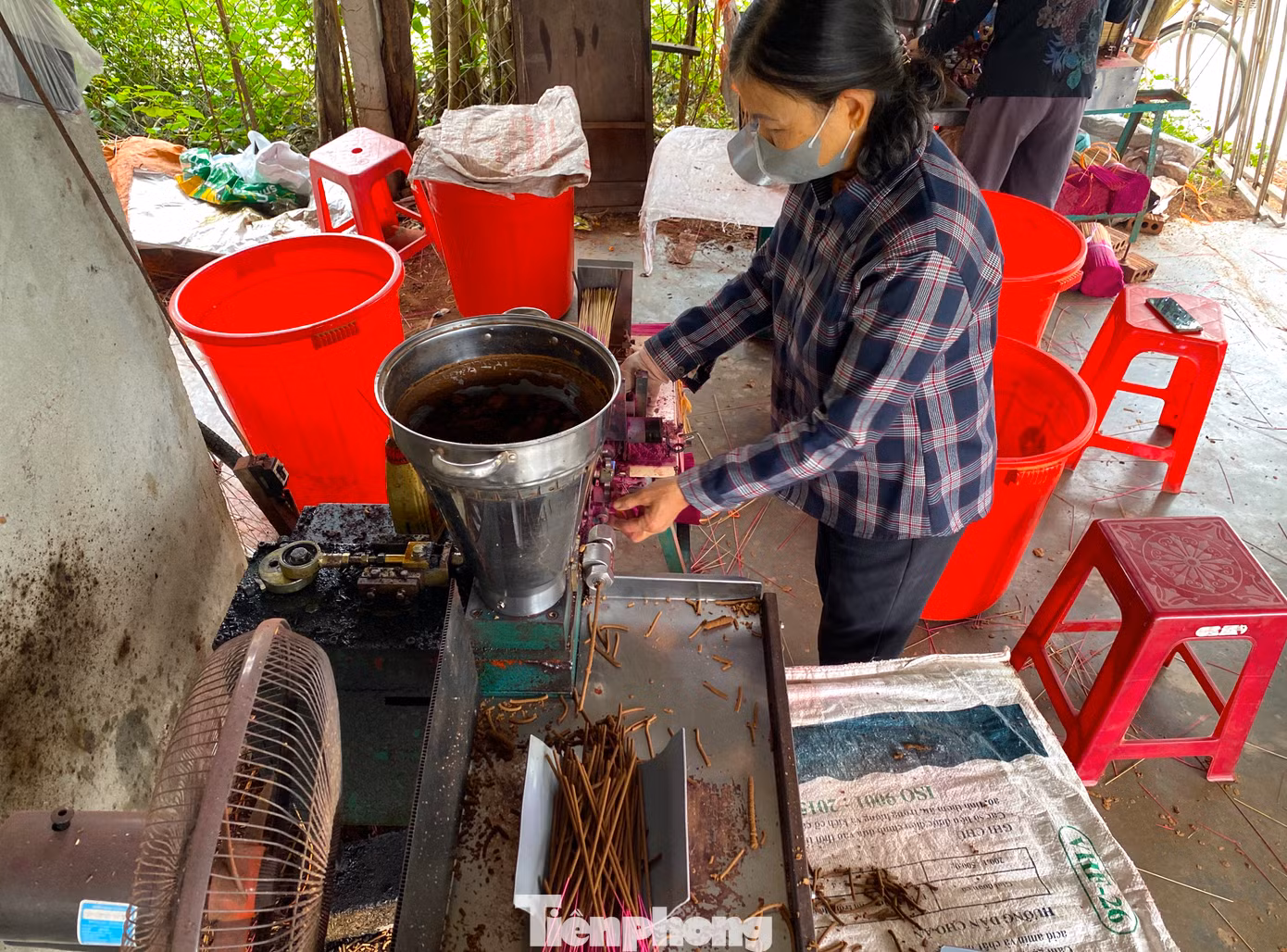 Ngày trước làng nghề Tây Lân chủ yếu làm hương bằng thủ công nên sản lượng ít. Ngày nay, các cơ sở đều đầu tư máy làm hương hiện đại nên sản lượng cao. Đặc biệt, hương làm ra đều và đẹp, đáp ứng nhu cầu của khách hàng cũng như tạo chất lượng cho sản phẩm.
