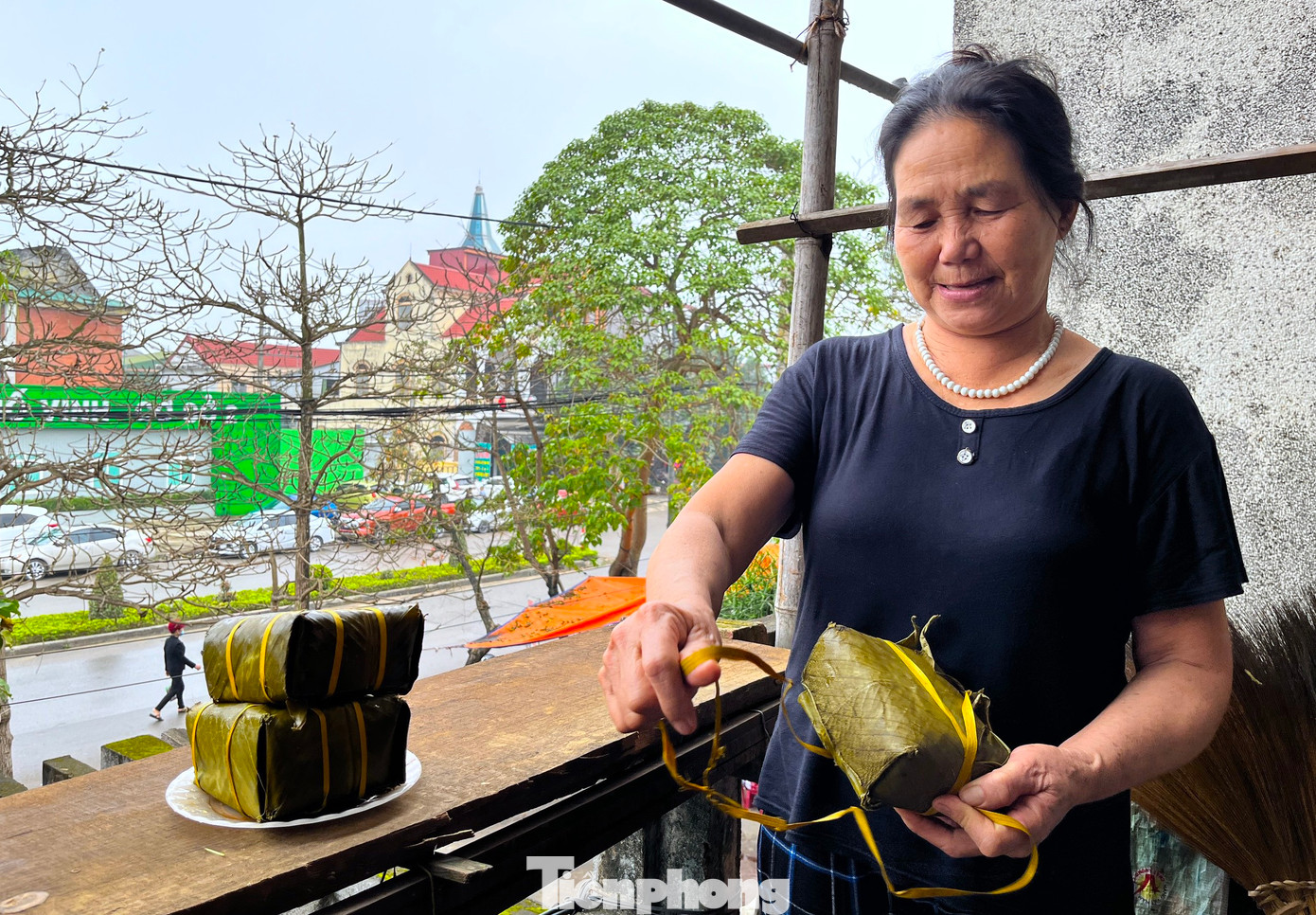 Mang những chiếc bánh chưng vừa được các nhà hảo tâm đến trao tặng, bà Ngô Thị Hường (68 tuổi, quê xã Đức Sơn, huyện Anh Sơn, Nghệ An) bóc ra, cắt thành từng miếng nhỏ rồi mang đến các phòng trong khu trọ đối diện Bệnh viện đa khoa thành phố Vinh (cơ sở 2) để chia cho mọi người cùng ăn coi như bữa ăn tất niên cuối năm. Mang những chiếc bánh chưng vừa được các nhà hảo tâm đến trao tặng, bà Ngô Thị Hường (68 tuổi, quê xã Đức Sơn, huyện Anh Sơn, Nghệ An) bóc ra, cắt thành từng miếng nhỏ rồi mang đến các phòng trong khu trọ đối diện Bệnh viện đa khoa thành phố Vinh (cơ sở 2) để chia cho mọi người cùng ăn coi như bữa ăn tất niên cuối năm.