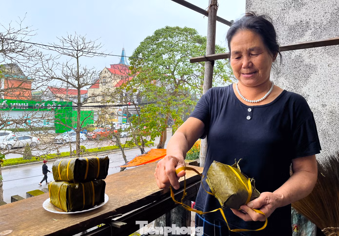 Mang những chiếc bánh chưng vừa được các nhà hảo tâm đến trao tặng, bà Ngô Thị Hường (68 tuổi, quê xã Đức Sơn, huyện Anh Sơn, Nghệ An) bóc ra, cắt thành từng miếng nhỏ rồi mang đến các phòng trong khu trọ đối diện Bệnh viện đa khoa thành phố Vinh (cơ sở 2) để chia cho mọi người cùng ăn coi như bữa ăn tất niên cuối năm.