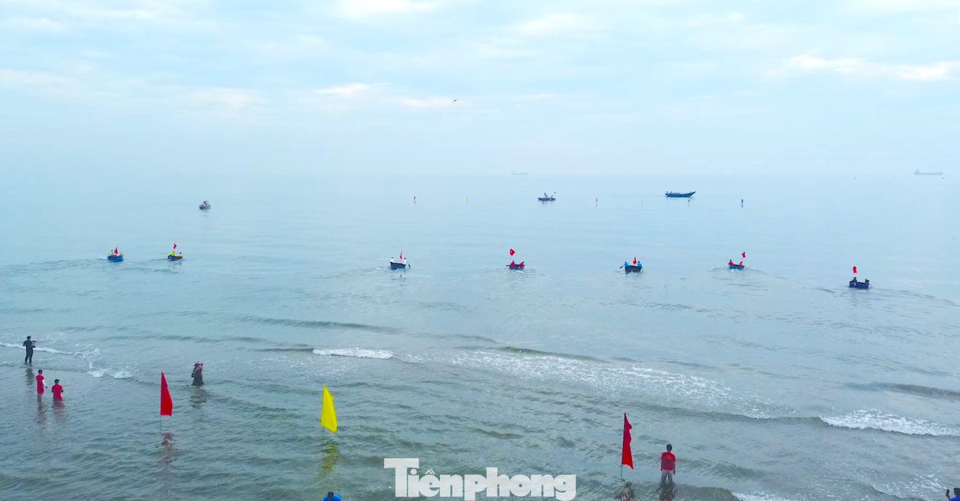 Mỗi lượt thi đấu, các đội sẽ chèo thuyền mủng trên quãng đường biển 600m bao gồm cả chiều đi và về.