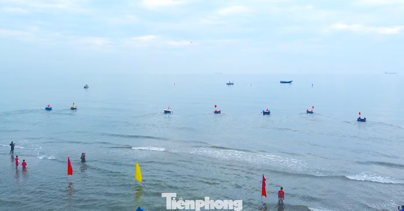 Mỗi lượt thi đấu, các đội sẽ chèo thuyền mủng trên quãng đường biển 600m bao gồm cả chiều đi và về. Mỗi lượt thi đấu, các đội sẽ chèo thuyền mủng trên quãng đường biển 600m bao gồm cả chiều đi và về.