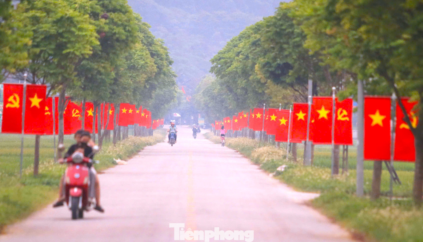 Những ngày tháng 4 lịch sử, khắp các huyện miền núi Nghệ An như Kỳ Sơn, Tương Dương, Quế Phong, Con Cuông, Anh Sơn... đang khoác lên mình tấm áo rực rỡ cờ đỏ sao vàng, pano, khẩu hiệu chào mừng kỷ niệm 50 năm Ngày Giải phóng miền Nam, thống nhất đất nước (30/4/1975 - 30/4/2025). Ảnh: Ngọc Tú.