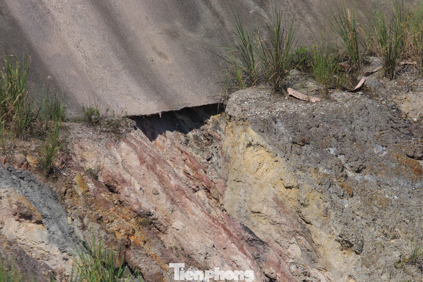 Bên trong phần thân đập đã xuất hiện những hư hỏng, sạt lở.