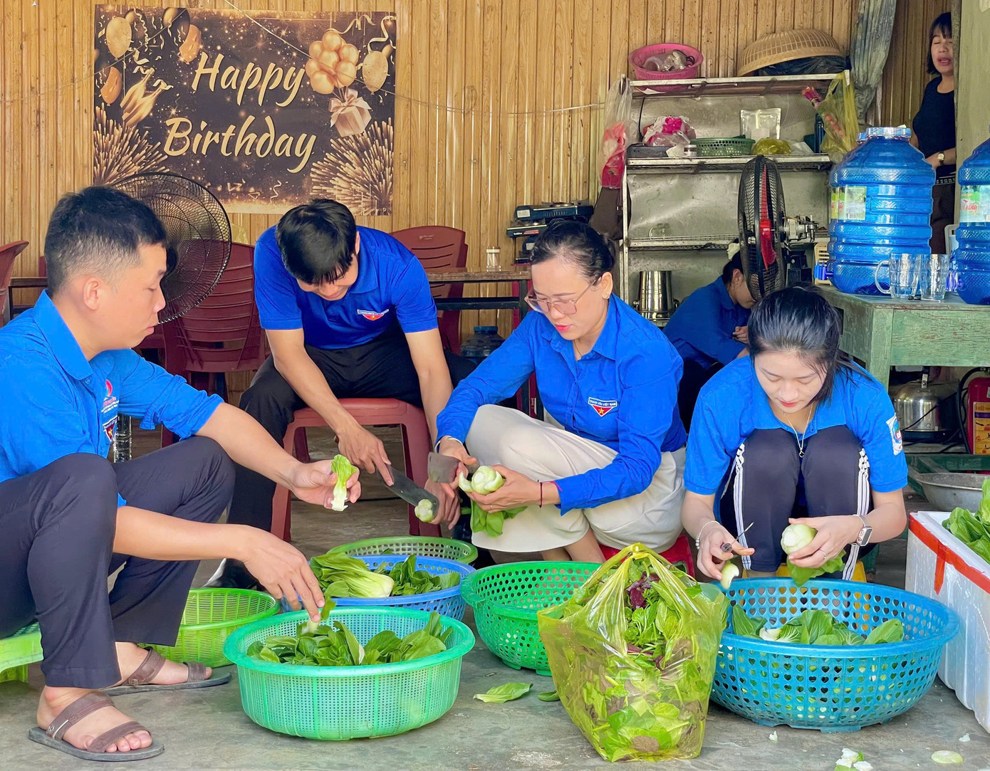 &quot;Năm nay ngoài hỗ trợ tại các điểm, đoàn viên thanh niên huyện Tương Dương cũng tổ chức đi chợ, nấu các suất ăn miễn phí để phát cho thí sinh và người nhà thí sinh ở xa về&quot;, Lô Thị Lan - Bí thư Đoàn thị trấn Thạch Giám (huyện Tương Dương) nói. Được biết, trong ngày 3/6, Huyện Đoàn Tương Dương sẽ nấu và phát 150 suất cơm miễn phí phục vụ sĩ tử.