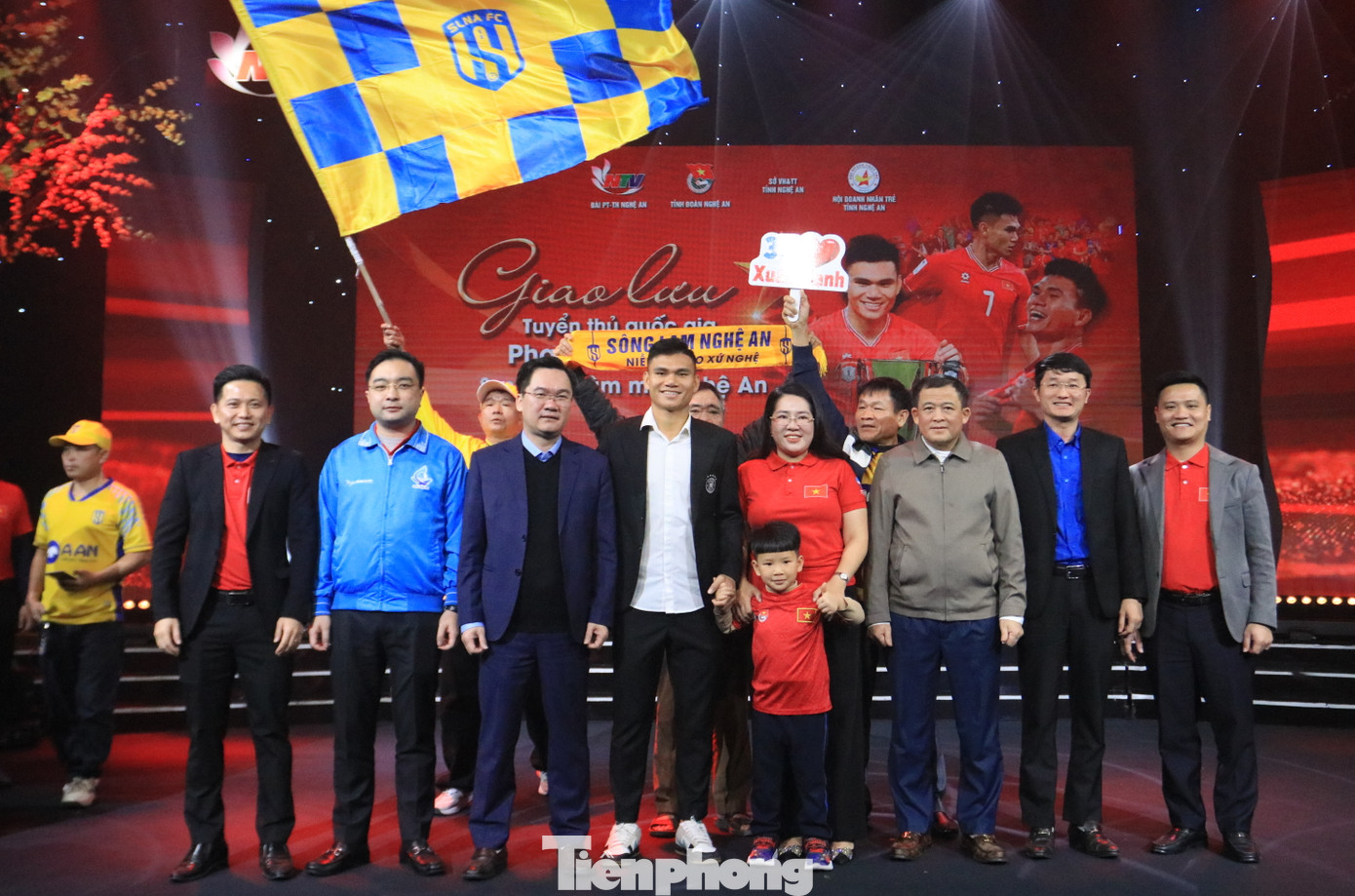 Các đại biểu chụp hình lưu niệm với cầu thủ Xuân Mạnh. Các đại biểu chụp hình lưu niệm với cầu thủ Xuân Mạnh.
