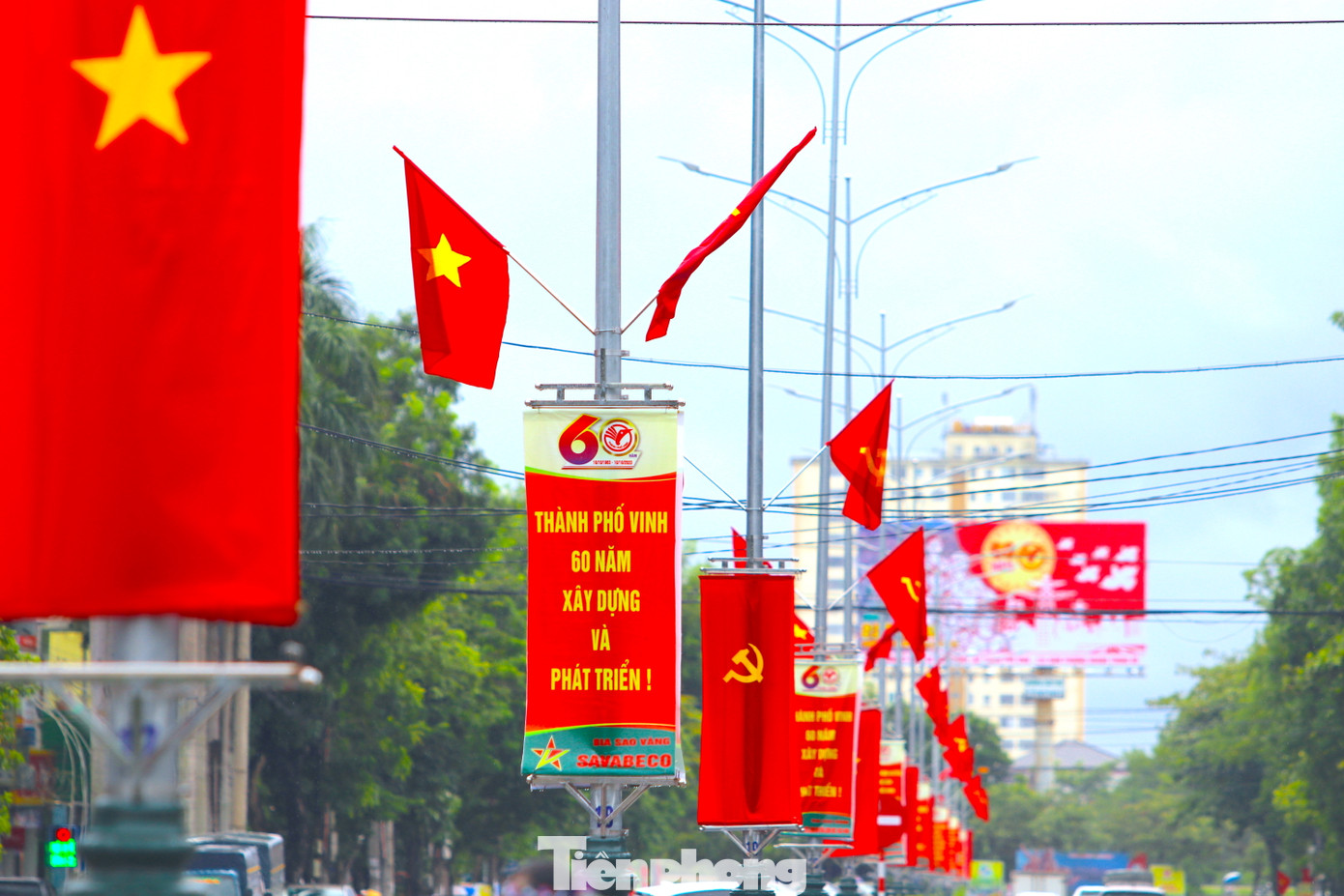 Dọc các tuyến phố, các công sở trên địa bàn được khoác lên mình một màu rực rỡ cờ hoa, băng rôn khẩu hiệu.