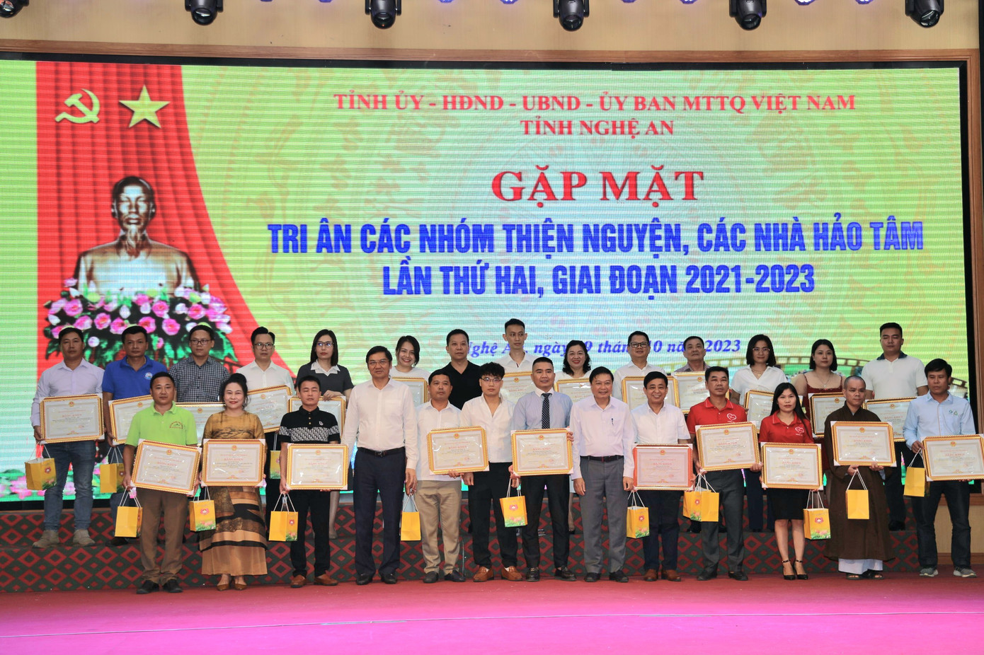 Nhiều tập thể và cá nhân được nhận bằng khen của UBND tỉnh. Nhiều tập thể và cá nhân được nhận bằng khen của UBND tỉnh.