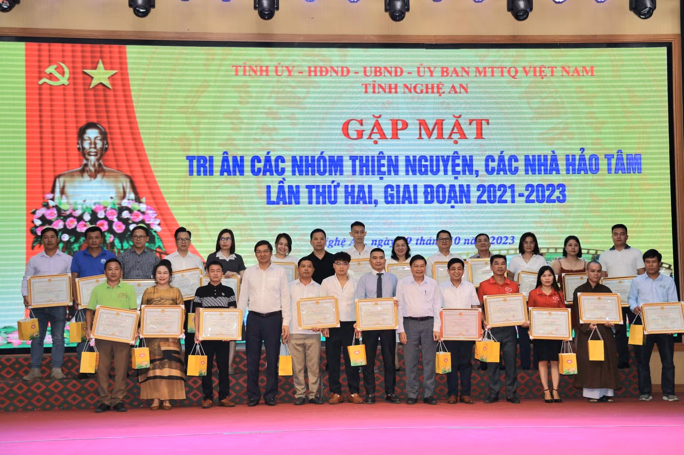 Nhiều tập thể và cá nhân được nhận bằng khen của UBND tỉnh.