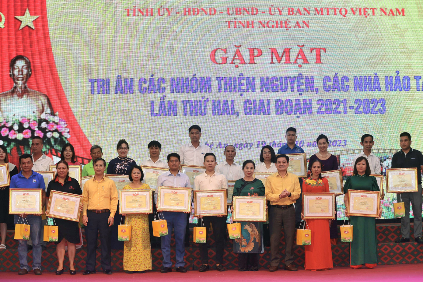 Nhiều tập thể và cá nhân được nhận bằng khen của UBND tỉnh. Nhiều tập thể và cá nhân được nhận bằng khen của UBND tỉnh.