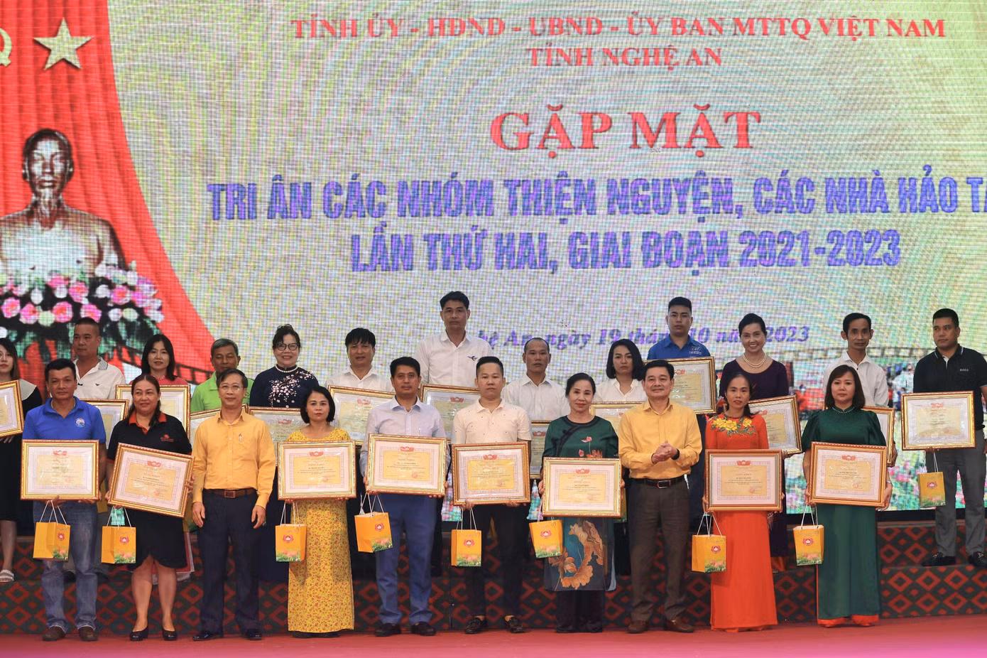Nhiều tập thể và cá nhân được nhận bằng khen của UBND tỉnh.