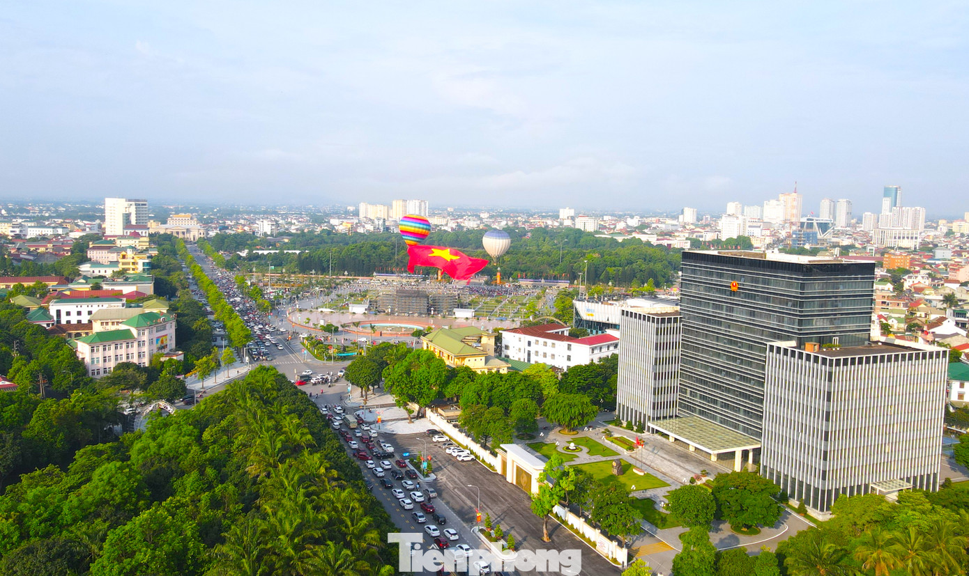 Lá đại kỳ Tổ quốc rực rỡ trên Quảng trường Hồ Chí Minh sáng 19/5.
