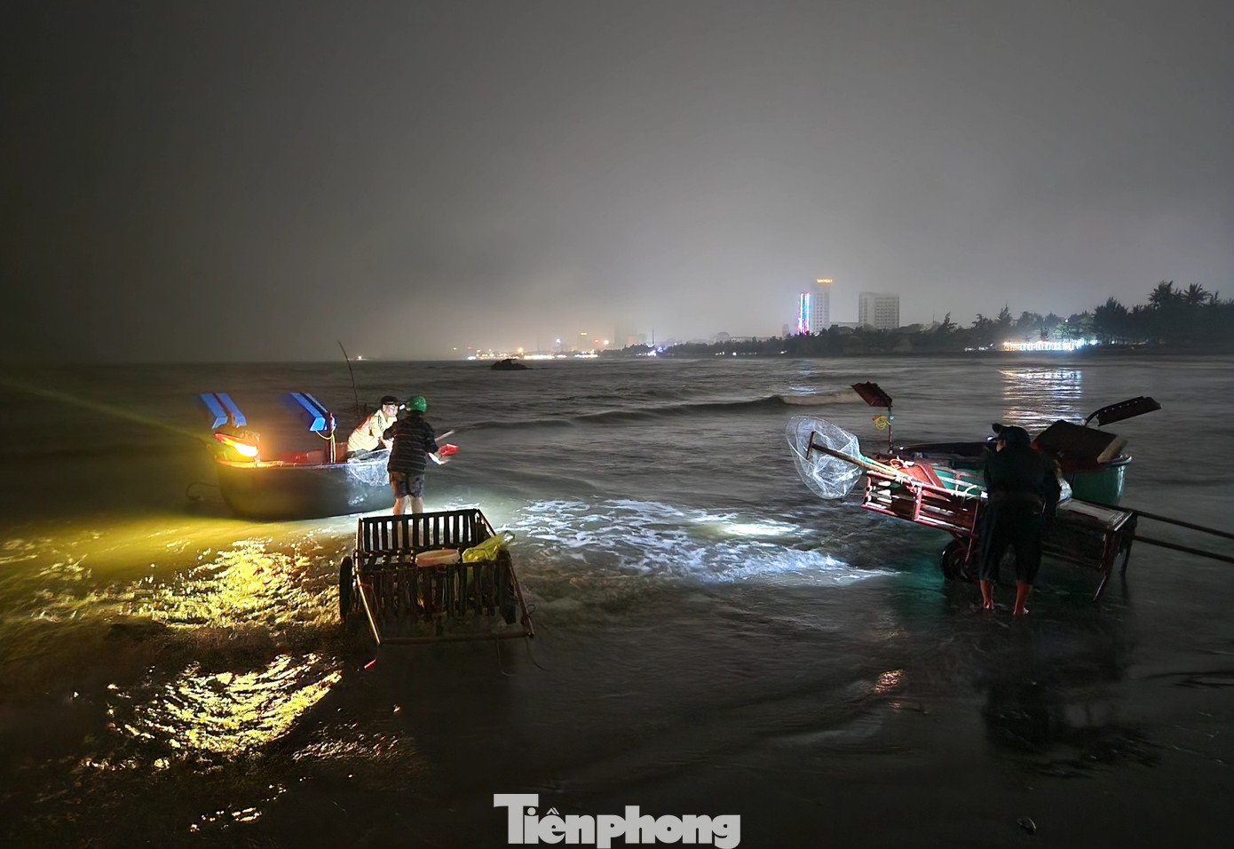 Những chiếc thuyền thúng được gắn thêm máy để vượt sóng, gắn thêm những chiếc đèn sáng rực ra biển dụ mực đến gần thuyền rồi câu.