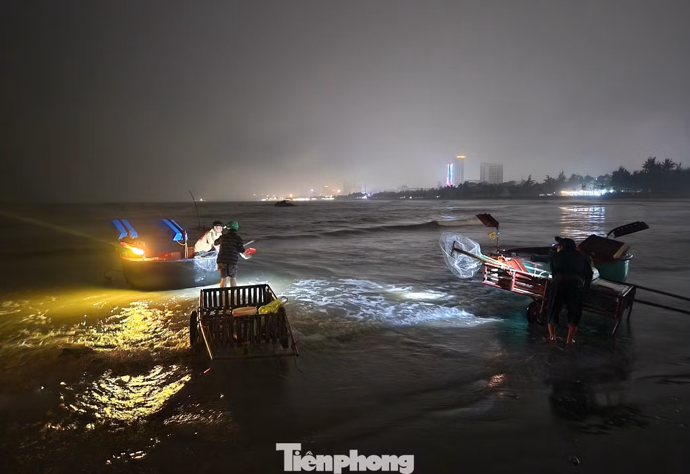 Những chiếc thuyền thúng được gắn thêm máy để vượt sóng, gắn thêm những chiếc đèn sáng rực ra biển dụ mực đến gần thuyền rồi câu.
