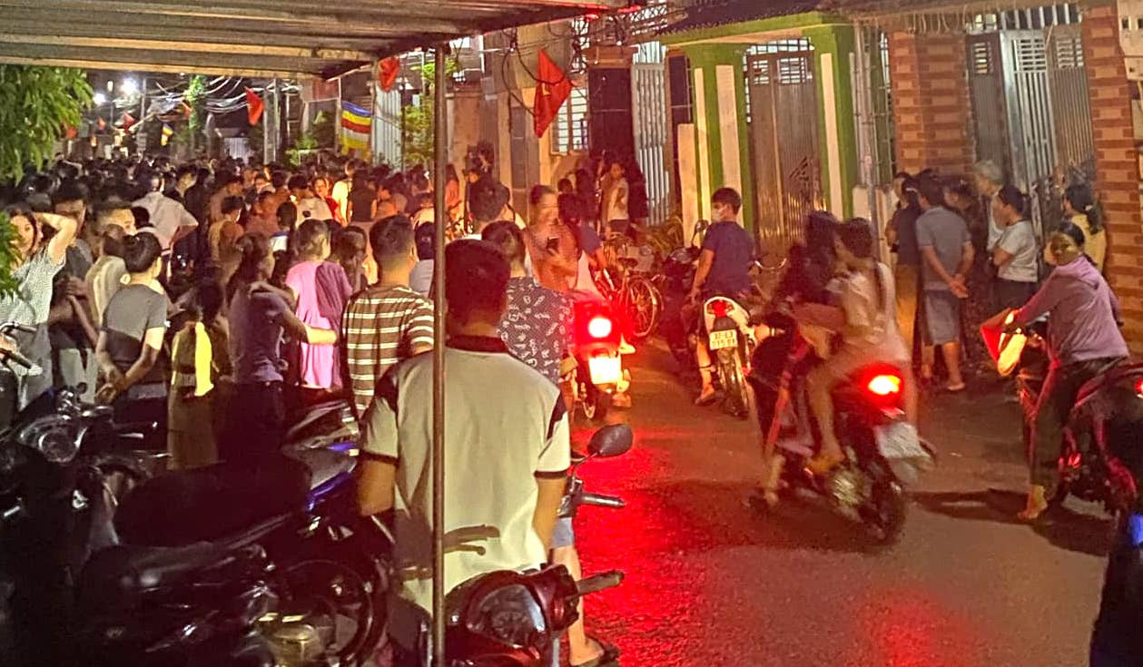 Bất kể ngày hay đêm, người dân vẫn tập trung trước khu vực chủ đường dây huy động vốn để đòi lại tiền. Bất kể ngày hay đêm, người dân vẫn tập trung trước khu vực chủ đường dây huy động vốn để đòi lại tiền.