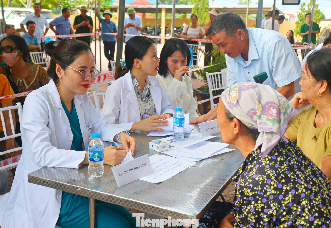 Trong vòng 1 ngày, đã có hơn 1.300 người dân ở xã Diễn Kim (huyện Diễn Châu, Nghệ An) được thăm khám, tư vấn và cấp phát thuốc miễn phí.