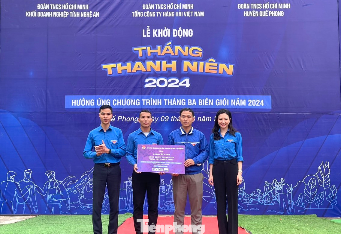 Ban tổ chức trao tặng công trình "Rừng cây thanh niên" với hơn 6000 cây xanh được trồng.