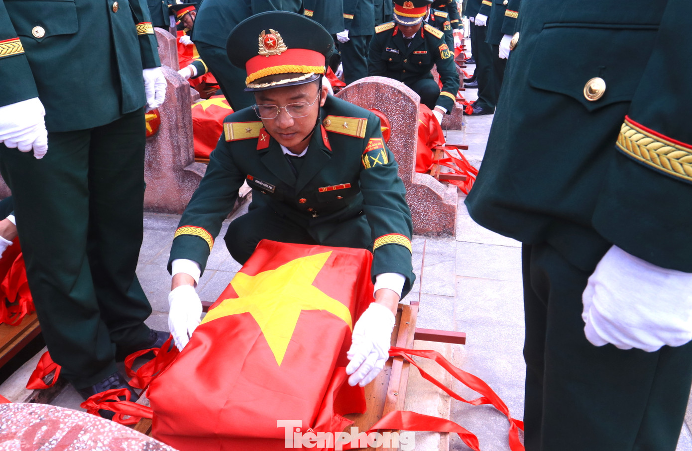 Nghi thức an táng các hài cốt liệt sĩ được cán bộ chiến sĩ thực hiện trang nghiêm, trang trọng.