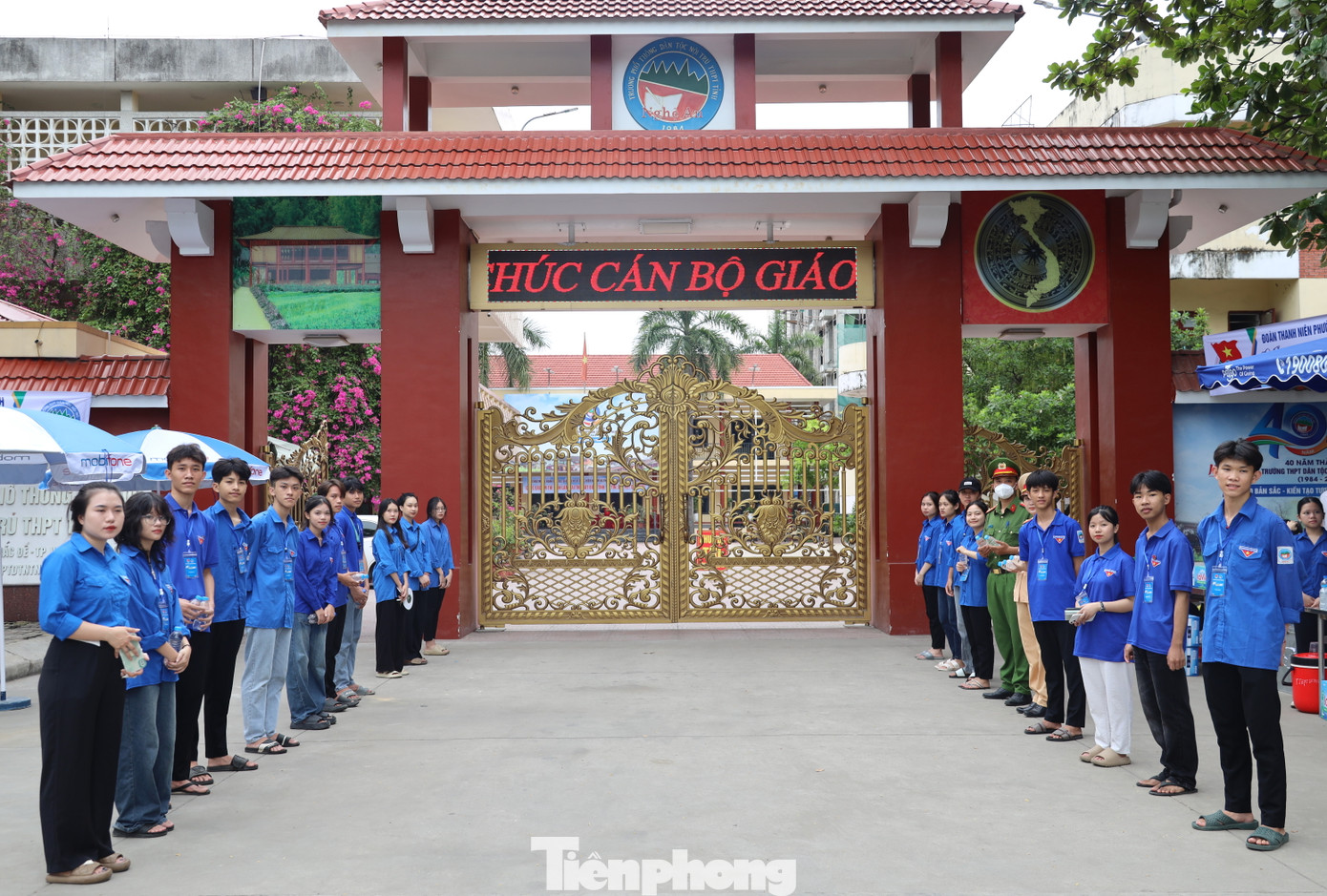 Tại điểm trường Phổ thông Dân tộc nội trú THPT số 1 Nghệ An hầu hết là con em người dân tộc ở các bản làng xa xôi ở miền Tây xứ Nghệ. Các em đều học và ăn ở trong ký túc của trường nên nhiều tháng qua không về nhà. Biết con bước vào kỳ thi quan trọng, nhiều phụ huynh đã vội vã bắt xe vượt cả trăm km xuống thành phố Vinh để động viên con.