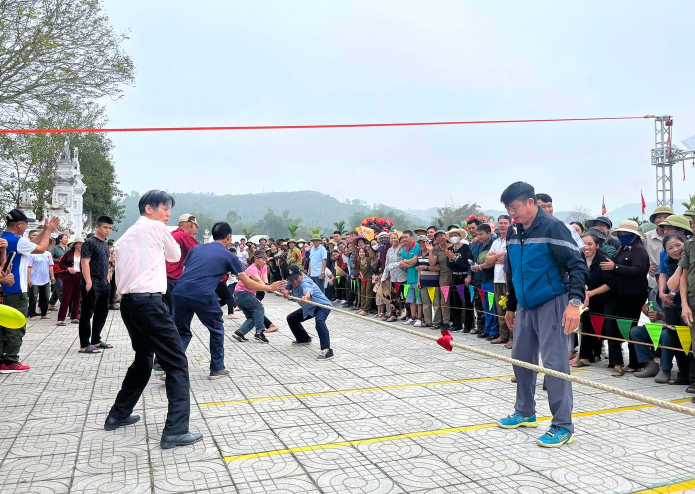 Ngoài phần lễ độc đáo, lễ hội còn có phần hội với nhiều trò chơi dân gian hấp dẫn, thu hút hàng nghìn du khách thập phương và người dân về tham dự.