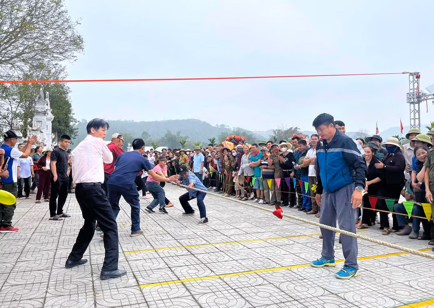 Ngoài phần lễ độc đáo, lễ hội còn có phần hội với nhiều trò chơi dân gian hấp dẫn, thu hút hàng nghìn du khách thập phương và người dân về tham dự.