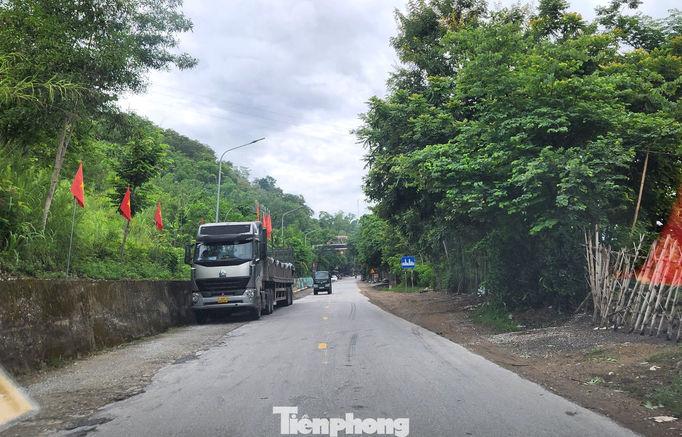 Dù là ngoài khu vực dân cư hay trong thị trấn đông người, những chiếc xe này vẫn vô tư dừng đậu bên đường. Trong khi mặt đường quốc lộ 7 rất hẹp.