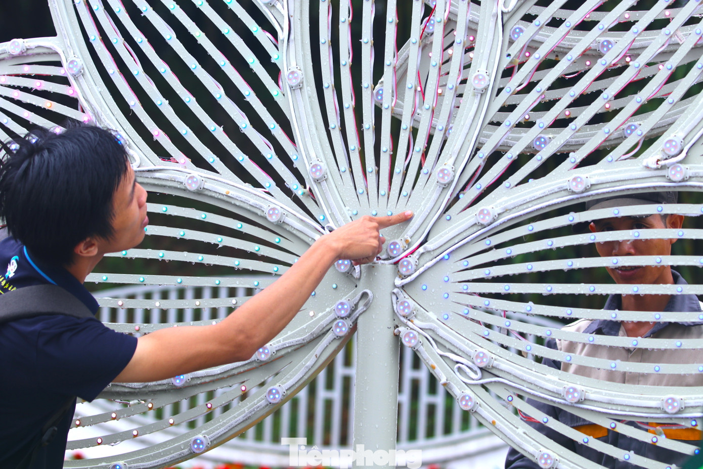 Các công nhân đang cố gắng hoàn thiện những hạng mục cuối cùng để đón chào kỷ niệm 60 năm thành lập thành phố Vinh, 235 năm Phượng Hoàng Trung Đô.