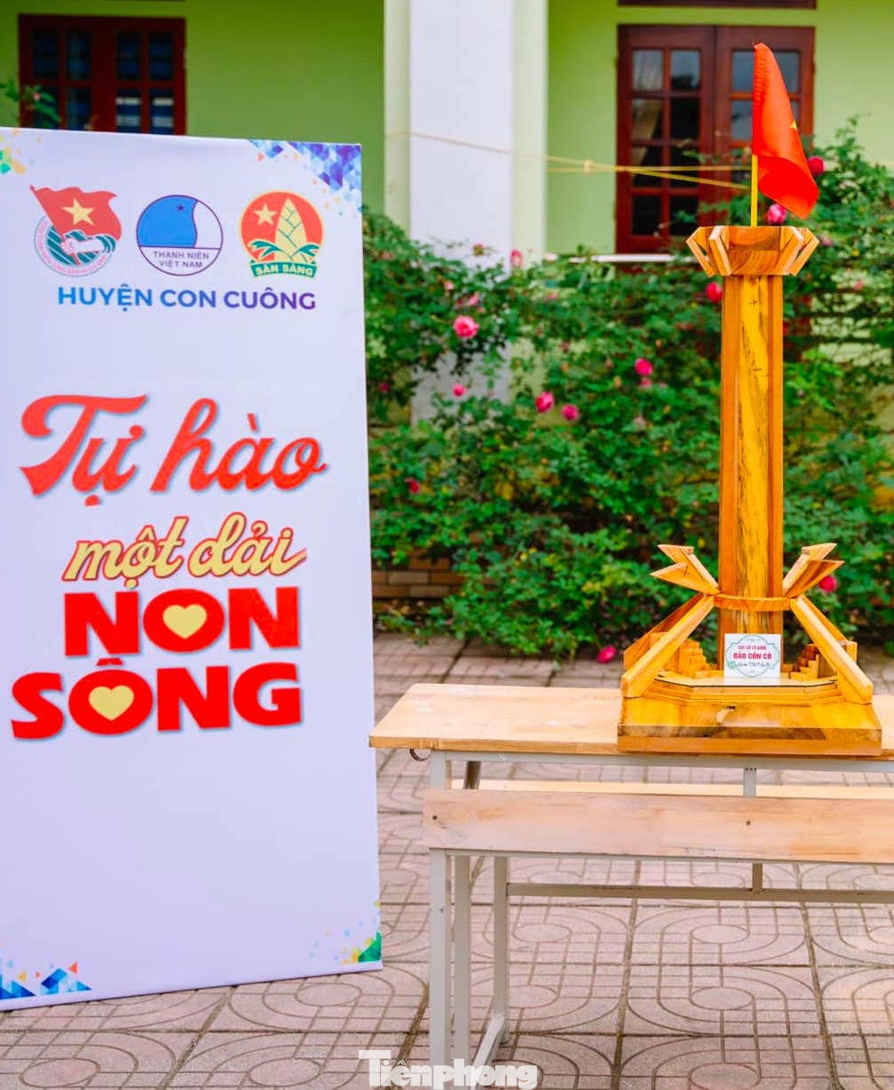 Các mô hình cột cờ, cột mốc chủ quyền Việt Nam được các em học sinh, đoàn viên tự tay thiết kế trưng bày tại chương trình.
