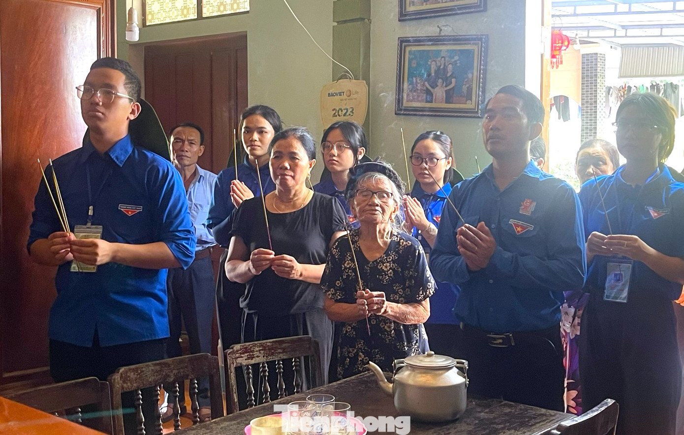 Đoàn viên thanh niên huyện Anh Sơn đến thăm, dọn dẹp nhà cửa cho các gia đình chính sách trên địa bàn.