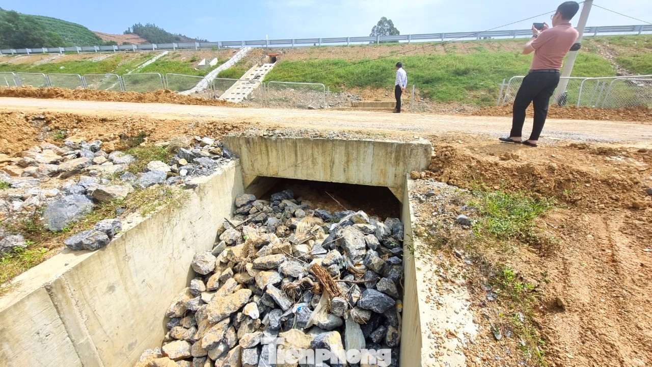 Trước đó một hộ dân dùng đá lấp cống vì lo sợ nước chảy gây xói mòn nhà. Các cơ quan chức năng sau đó đã khơi thông cống.