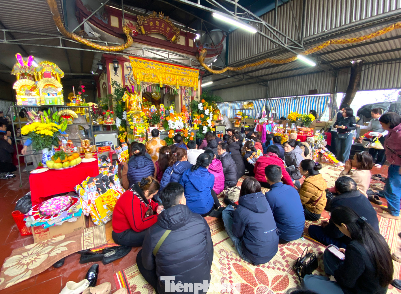 Tại khu vực lăng mộ Ông Hoàng Mười nằm trong khuôn viên đền cũng có rất đông người dân dâng lễ cầu khấn. Tại khu vực lăng mộ Ông Hoàng Mười nằm trong khuôn viên đền cũng có rất đông người dân dâng lễ cầu khấn.