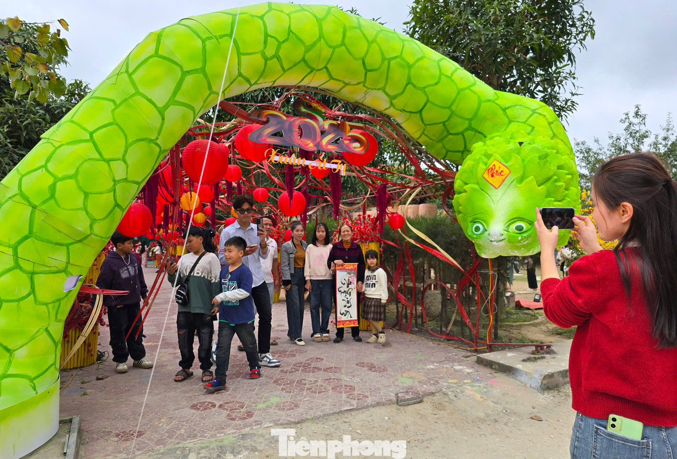 Nhiều em nhỏ theo bố mẹ đến chùa vãn cảnh, chụp hình. Nhiều em nhỏ theo bố mẹ đến chùa vãn cảnh, chụp hình.