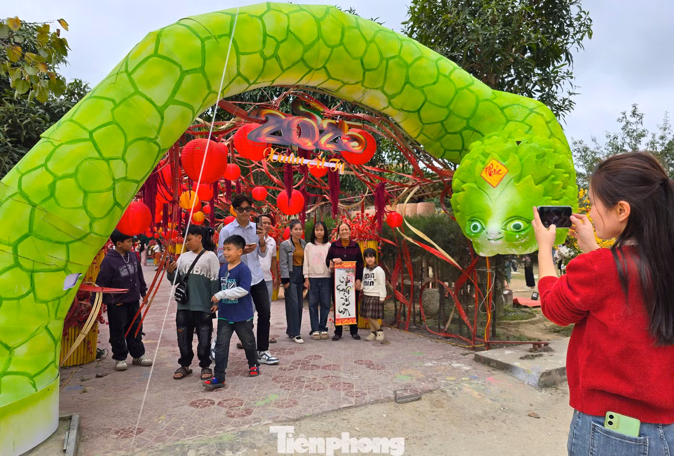 Nhiều em nhỏ theo bố mẹ đến chùa vãn cảnh, chụp hình. Nhiều em nhỏ theo bố mẹ đến chùa vãn cảnh, chụp hình.